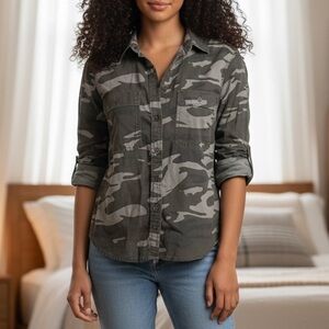 (NWT) Express Women’s Button Down Camouflage Shirt in Green, Small